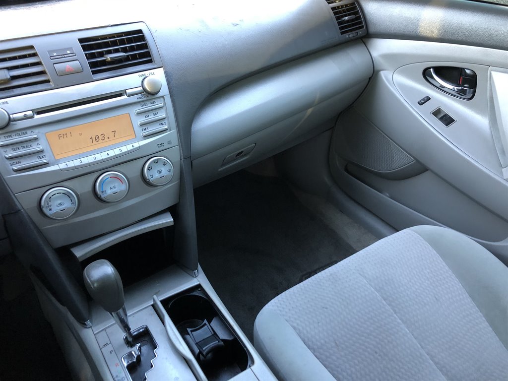 2011 Toyota Camry LE photo 5