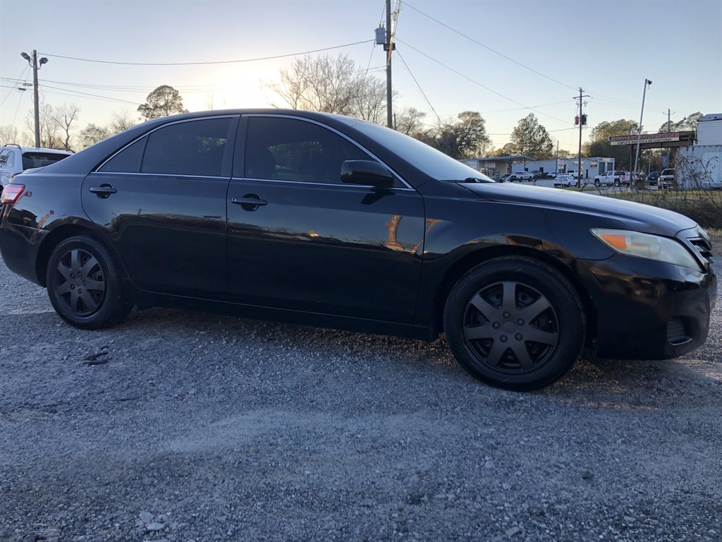 2011 Toyota Camry LE photo 3