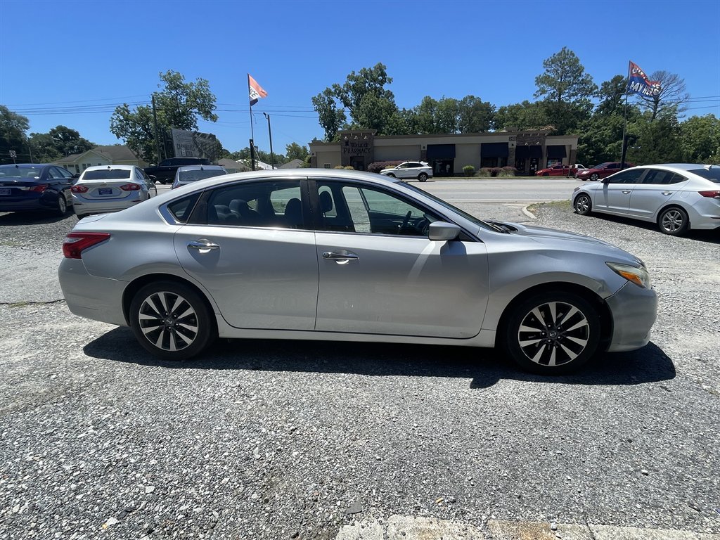 Nissan Altima photo 2