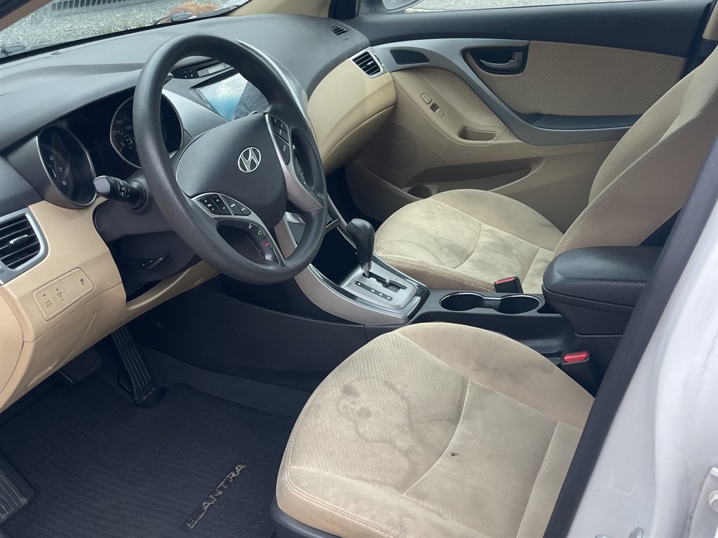 Hyundai Elantra photo 9