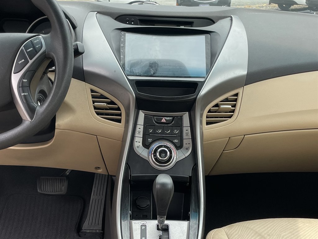 Hyundai Elantra photo 14