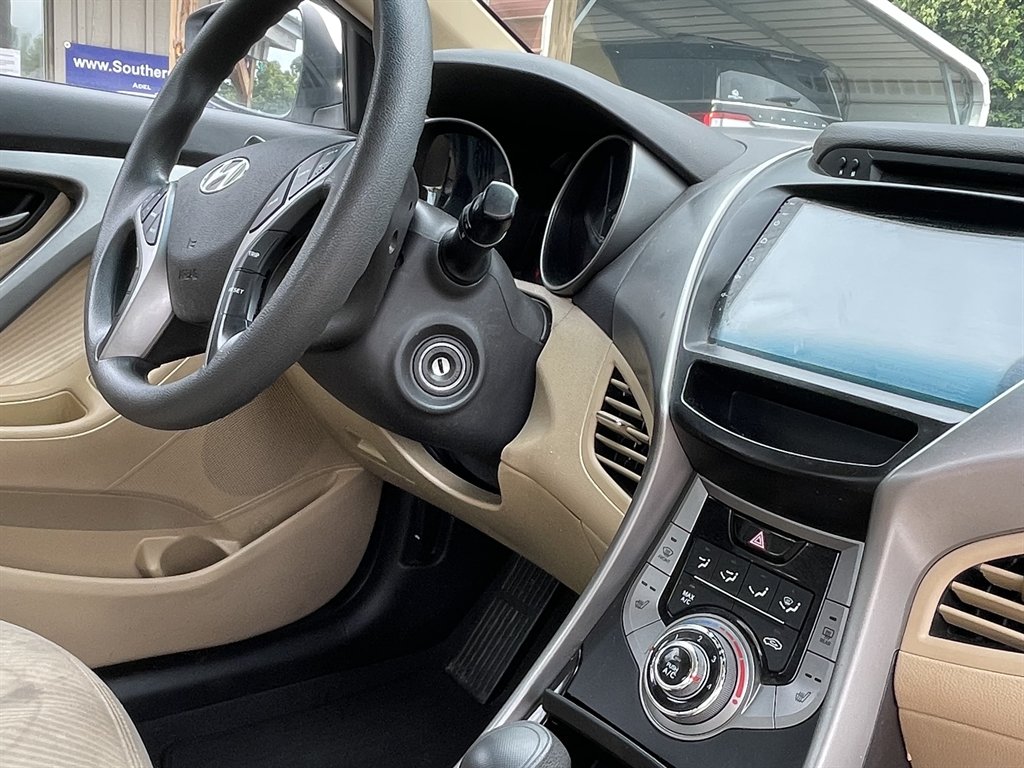 Hyundai Elantra photo 15