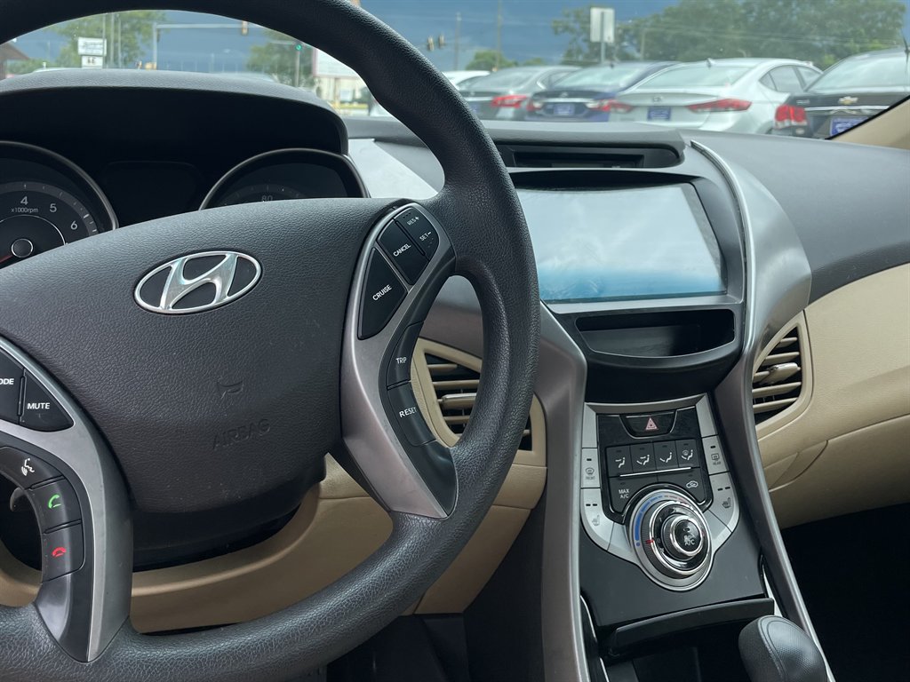 Hyundai Elantra photo 10